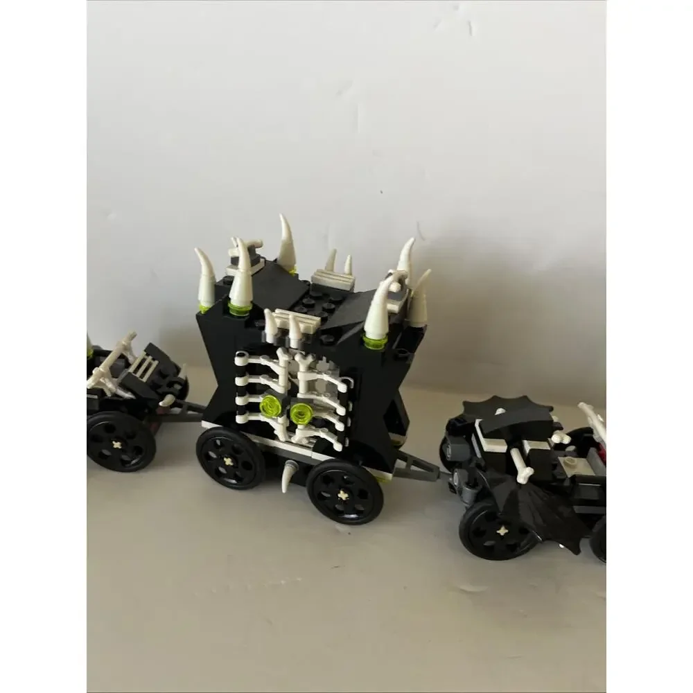 LEGO MONSTER FIGHTERS 9467 GHOST Train. 2 Mini Figs.